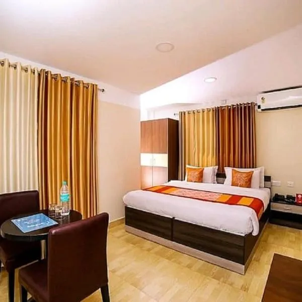 Hotel Tayas，位于Trippapur的酒店