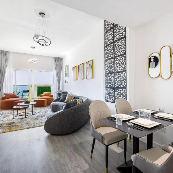 Sleek nordic style seaview condo，位于阿吉曼的酒店