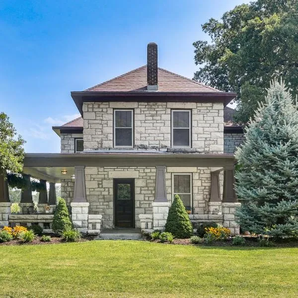 Pet-Friendly Home Grill and Fire Pit in Manhattan，位于曼哈顿的酒店