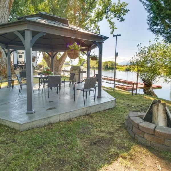 Riverfront Resort Cabin about 21 Mi to Crater Lake!，位于Chiloquin的酒店