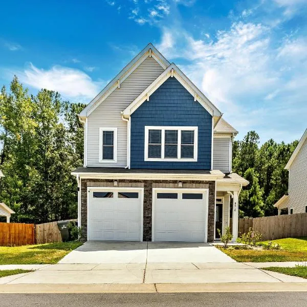 Raleigh Luxe Family Retreat- 15 Min to Downtown, Kids Gear, Fast WiFi for WFH, EV & Pet Friendly，位于罗利的酒店
