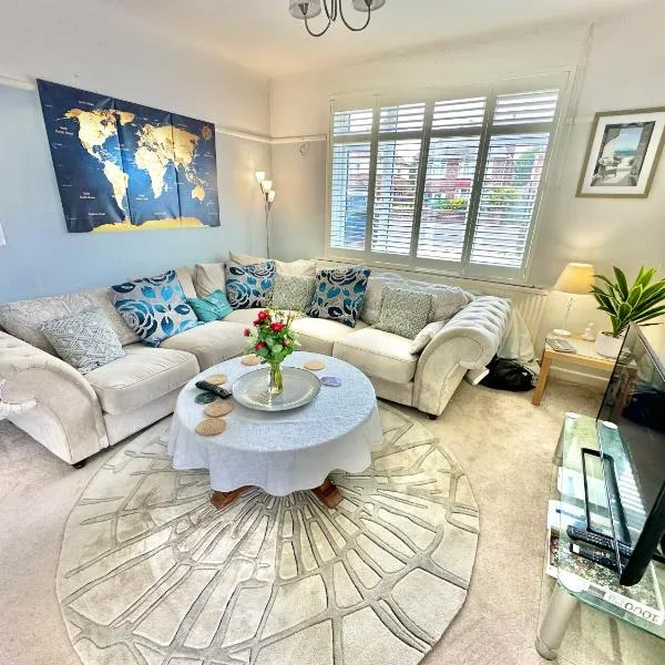 Three Bed Detached Home - Large Garden - Hot Tub - Free Parking - Close to Beach!，位于Iford的酒店
