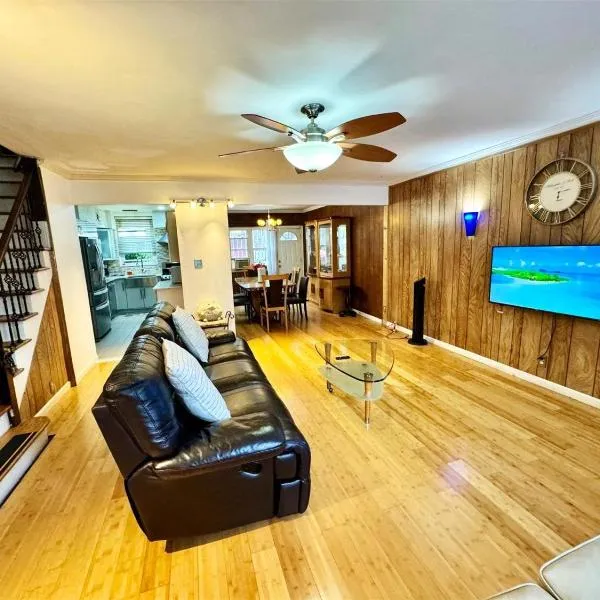 LGA airport 3 mins, 3 BR duplex plus Parking and private backyard, 9mins subway!，位于Wave Crest的酒店