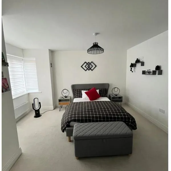 Bedroom in West Sussex with locks,Private Bathroom & Free Parking，位于普尔伯勒的酒店