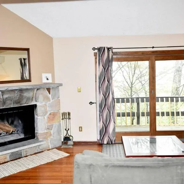 Ski-In Ski-Out Camelback Village Townhouse - 100 YDS From The Mountain，位于Crescent Lake的酒店