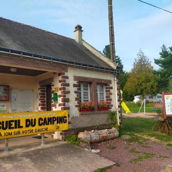 Camping Le Val Aux Fées - Brocéliande，位于Concoret的酒店
