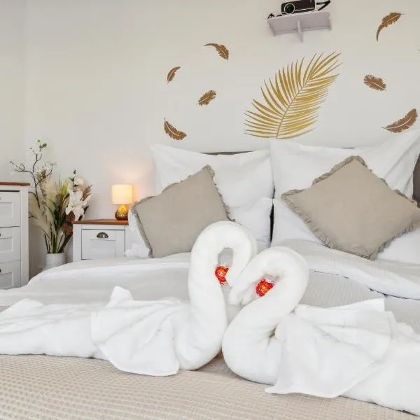 Business I Family Apartment I 1-4 Personen - Aare Blick, nahe Altstadt I Beamer - 99" Leinwand I Terrassen Lounge und Parkplatz，位于布鲁格的酒店
