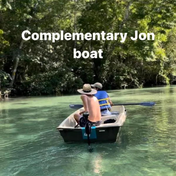 Weeki Wachee Retreat Canal home with hot tub kayaks canoe and boat with trolling motor included，位于春丘的酒店