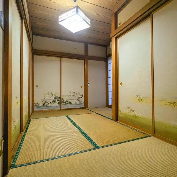 Tatami House 3minutes from Keisei Usui Station 35minutes from Narita Airport 52 minutes from Asakusa 50 minutes from Oshiage 75minutes from Ginza，位于佐仓市的酒店