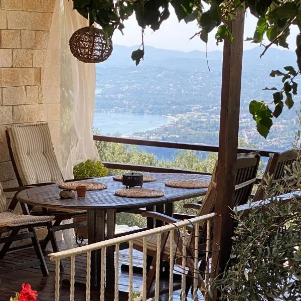 Lorantina Luxury Sea View Holiday House close to Barbati & Ipsos Beach with Starlink WiFi，位于Spartýlas的酒店