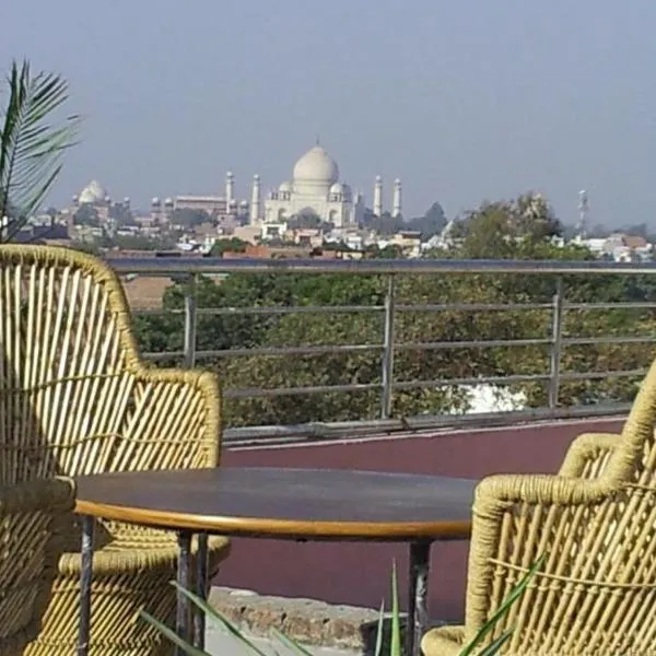 love kush hotel，位于Nagla Dhīmar的酒店