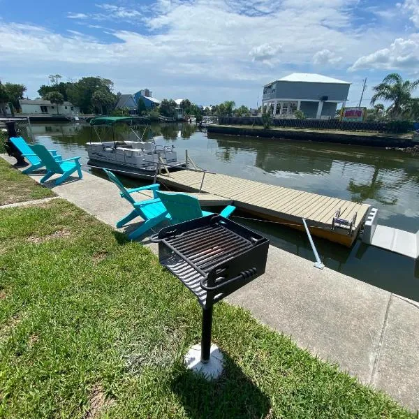Cabin by the Sea - Waterfront Direct Gulf Access- Pontoon Boat Rental On Site or Bring Your Boat- Paddlecraft included，位于Hernando Beach的酒店