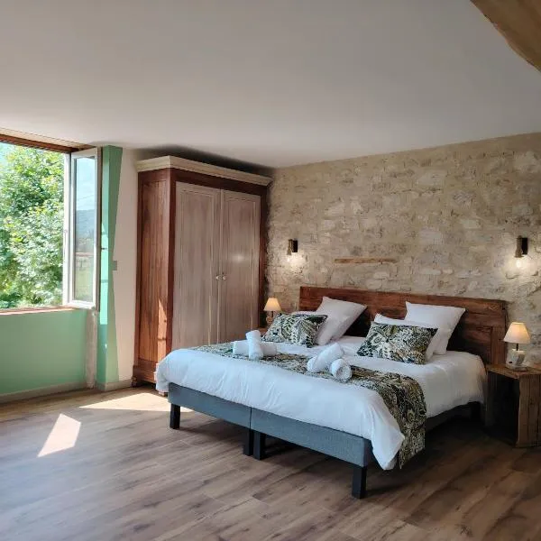 Gîtes et Chambre d'Hôtes Le Vieux Chêne，位于Lhuis的酒店