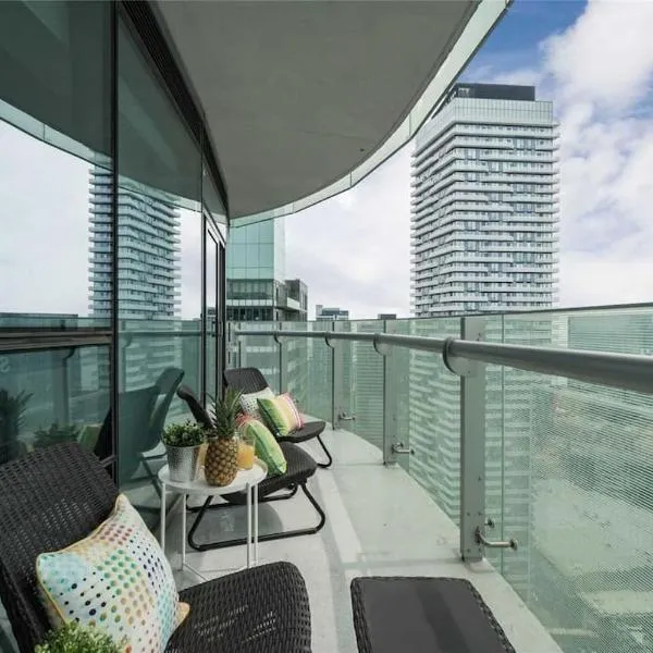 NEW Superior Lakeview Luxury Top Floor 3-Bedroom Suite on 48th Floor，位于多伦多的酒店