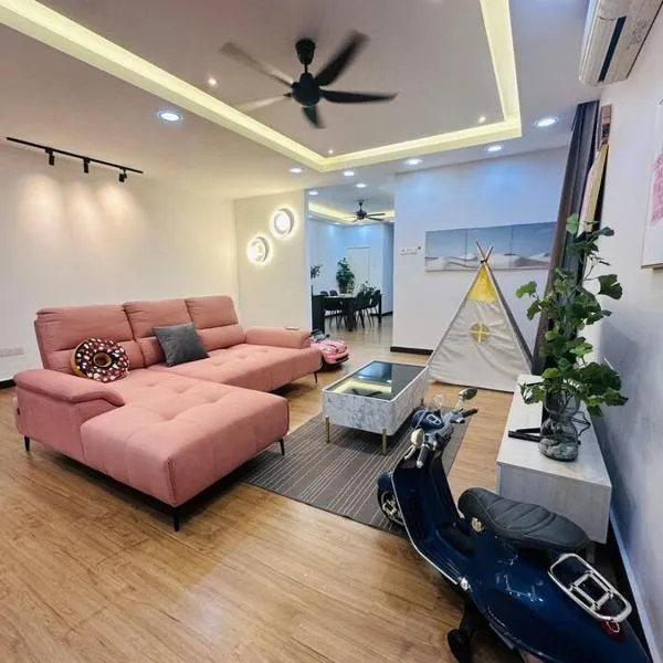 Rini residences 整栋双层排楼适合全家大小居住周边商店商场林立，位于士姑来的酒店