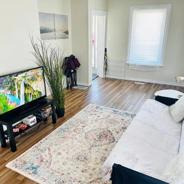 Cozy 2BR House Near Centre with BBQ, Backyard, and Netflix，位于彼得伯勒的酒店