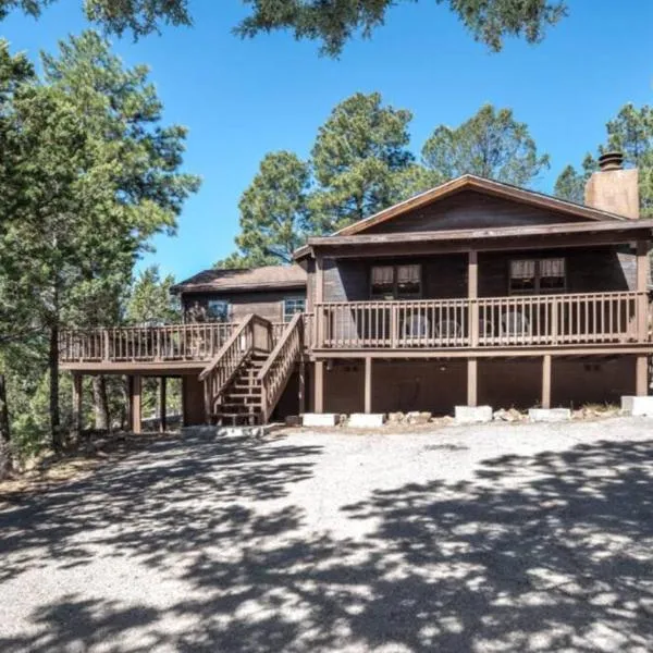 Coronado, Cabin at Ruidoso, with Forest View，位于Nogal的酒店