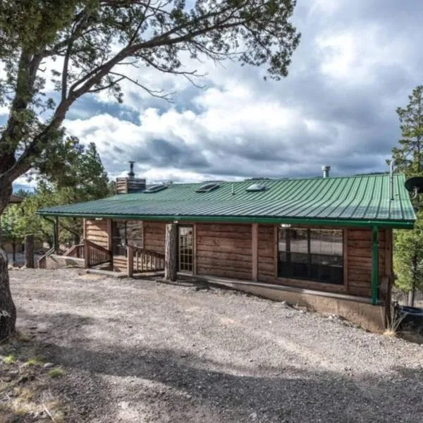 Hughes, Cabin at Ruidoso, with Forest View，位于Nogal的酒店