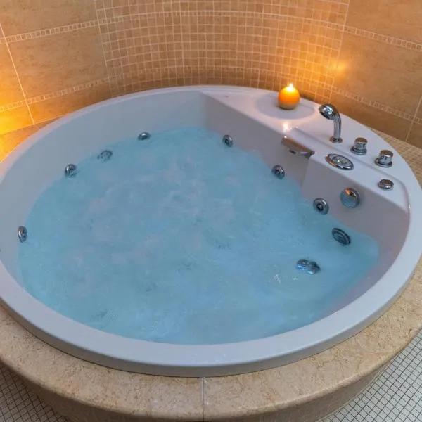 Villa Dolce Vita - Vista Colline, Jacuzzi, 3Suites & 5min dal mare，位于拉佩多纳的酒店