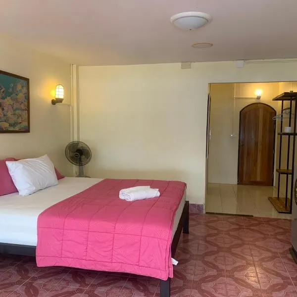 Hotel Seaview Pirates Terrace，位于Ban Phru Ching (1)的酒店