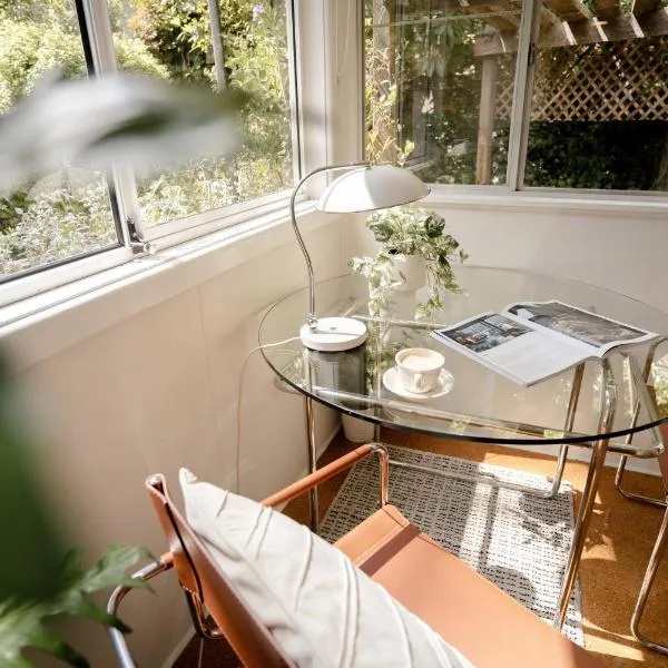 Romantic Garden Cottage with Home Cinema，位于卢拉的酒店