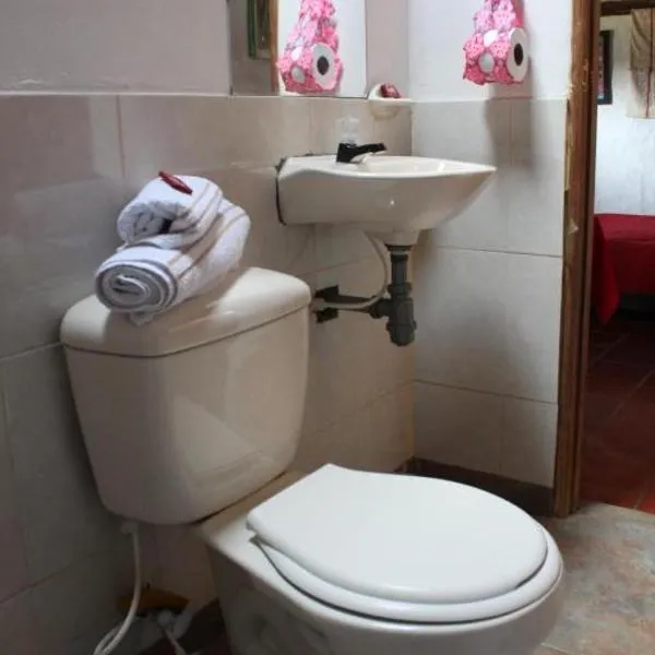 Bella casita de adobe vía a la laguna de Tota，位于Alcaparral的酒店
