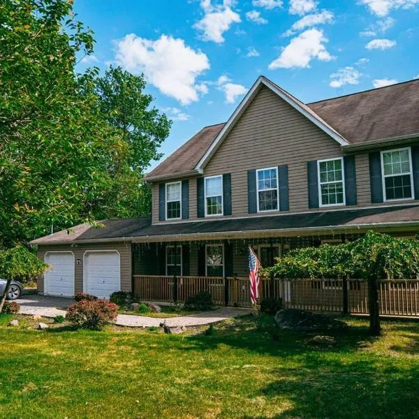 Gorgeous Cozy 5 Bedroom House with Hottub,Lake,Pool，位于Albrightsville的酒店