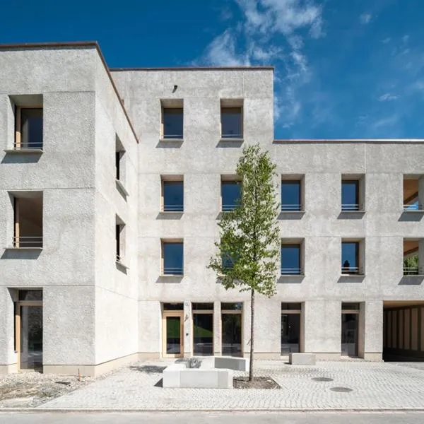 Green studio inside Europes largest hemp building, made by openly，位于Gais的酒店