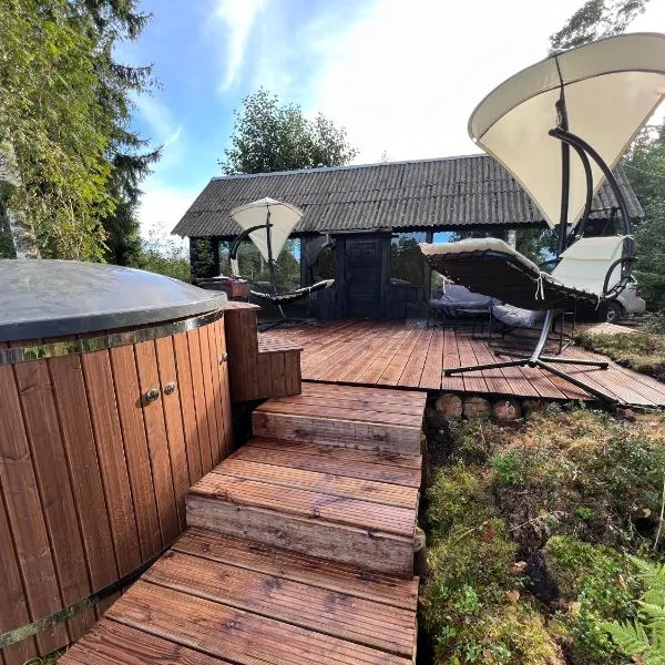 Black house in the forest with Hot Tube and Home theater for movies，位于Līči的酒店
