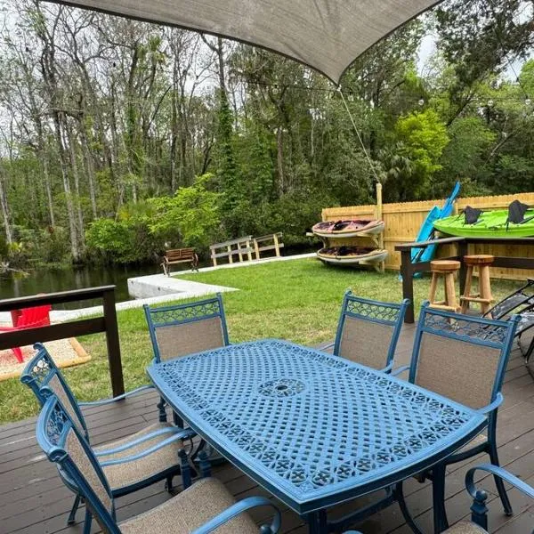 Camp Manatee-waterfront，位于克里斯特尔里弗的酒店