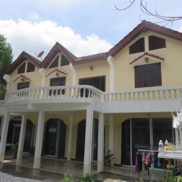 Private well priced Guesthouse available to rent，位于帕干岛的酒店
