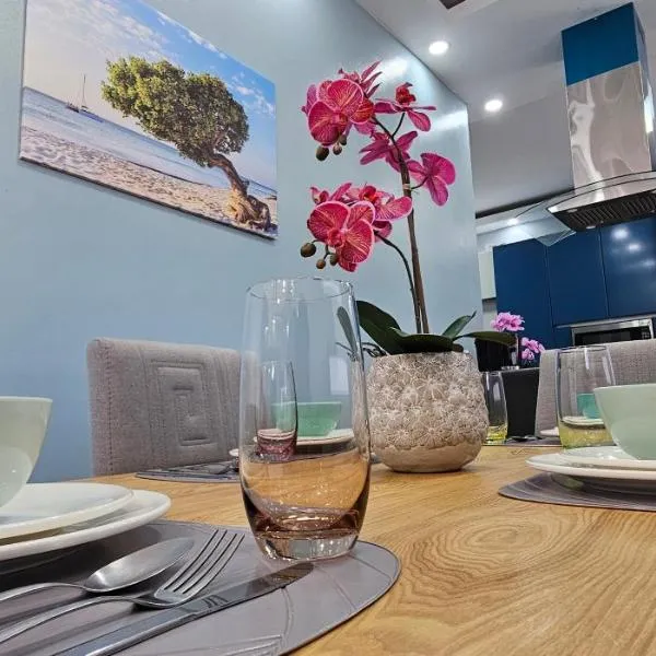 Your private paradise close by the beach!，位于棕榈滩的酒店