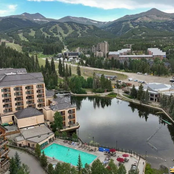 NEW! Marriott Slope View Ski & Summer Luxury Studio Sleeps 4 Full kitchen, Amenities & Paid Parking，位于布雷肯里奇的酒店