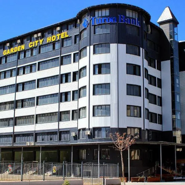 Garden City hotel，位于纳沃伊的酒店