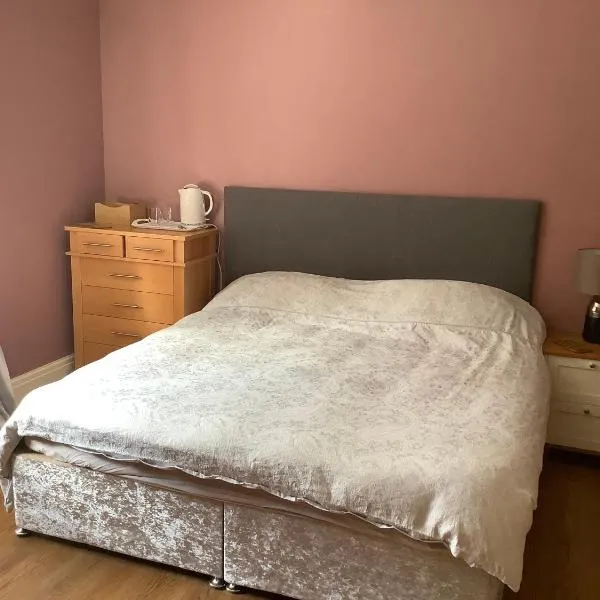 Two Bedrooms, One Super King Room & One Double Room, plus Sofa Beds & Cot with Private Bathroom for up to 2 Adults & 5 Children & 1 Infant，位于科尔温湾的酒店