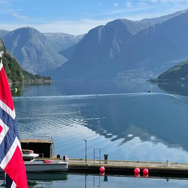 Svingen Guesthouse - Panoramic Fjord Views in Flåm，位于弗洛姆的酒店