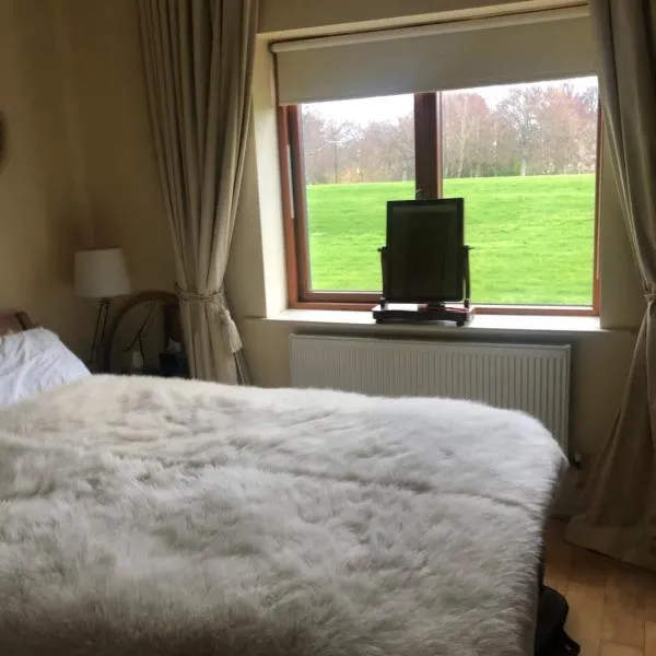 Druids Glen Spacious double room with en-suite，位于拉腊的酒店