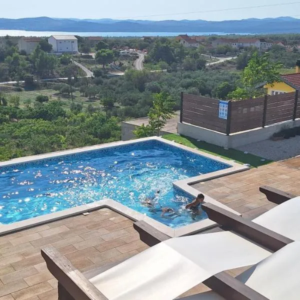 Villa Scolopax rusticola Skradin with heated pool，位于斯克拉丁的酒店