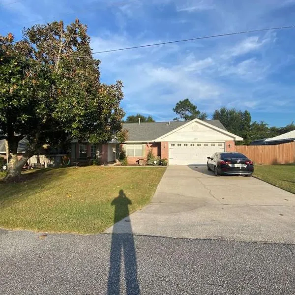 The Crestview Beach House，位于克雷斯特维尤的酒店