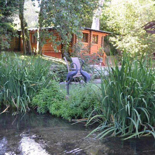 Traditional Log Cabin next to Harry Potter Studios，位于金斯兰利的酒店