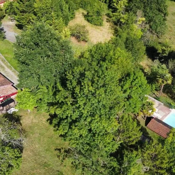 Gîte 8 personnes avec piscine，位于Agnac的酒店