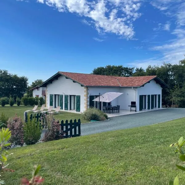 Maison familiale à Ahetze à 10 min des plages，位于阿赫泽的酒店