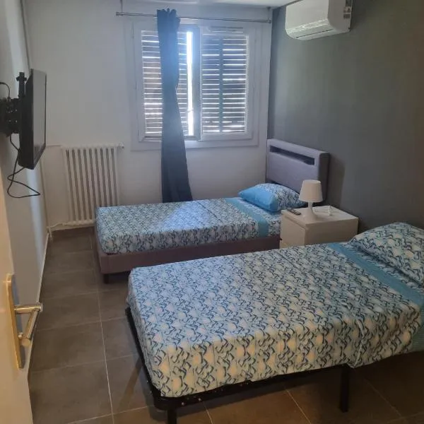 Chambre privative rénové 2024, climatisation, tramway sur place , 12 min centre, 16 min plage, aperçu latéral mer, 2 wc avec 2 salle de bain, private room renovated 2024, air-conditioned , tram on spot, 2 toilets and 2 bathrooms，位于尼斯的酒店