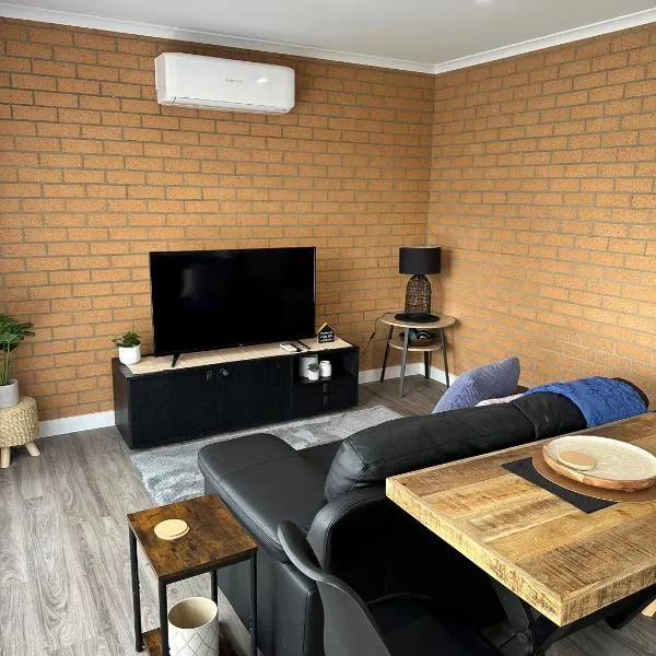 Lbarza Brand New Central 1BR Self Contained Apartment，位于谢珀顿的酒店