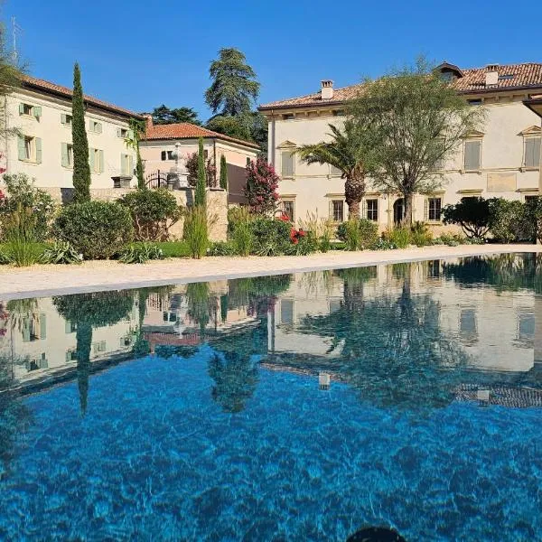 Villa Tosi - Luxury Apartments in Villa Veneta，位于特雷尼亚戈的酒店