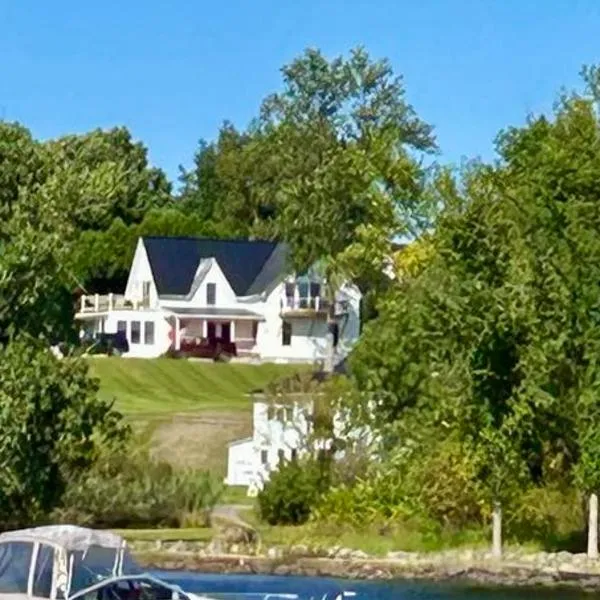 Gray's Manor - Lake Memphremagog，位于East Charleston的酒店