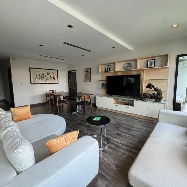 W8 CONDO, TOP Floor LUXE 3 Bedroom Penthouse, Hip central Bangkok area, 5 mins from Thonglo BTS station，位于曼谷的酒店