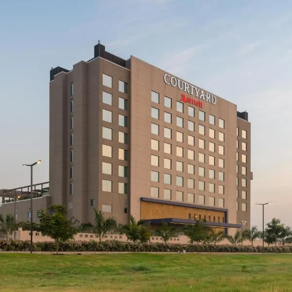 Courtyard by Marriott Surat，位于Dumas的酒店