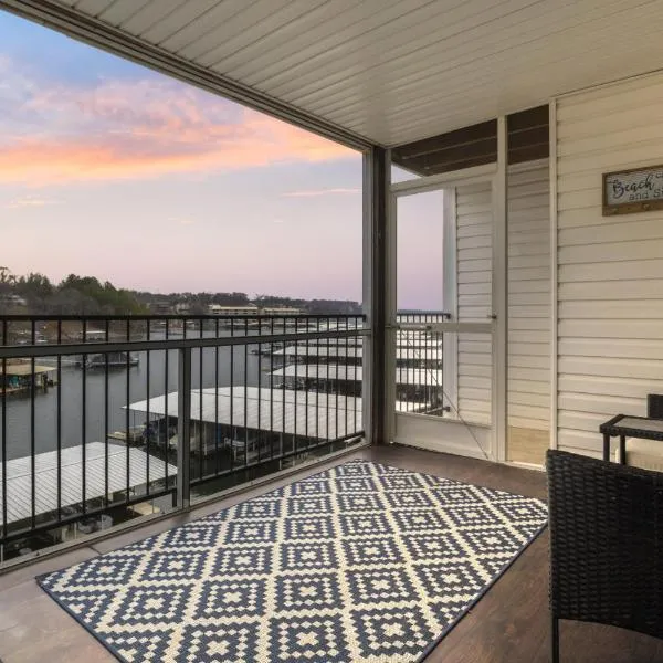 The Sunrise Suite Waterfront, Balcony with Pool，位于奥沙克湖的酒店