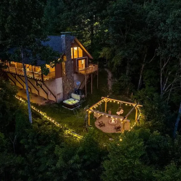 Maggie Valley Cabin with Beautiful Mountain Views, HotTub, Pet Friendly, GameRoom, FirePlace，位于马吉谷的酒店